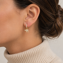 Boucles d'oreilles créoles Haï dorées portées