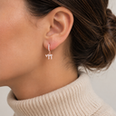 Boucles d'oreilles créoles Haï or rose portées