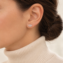Boucles d'oreilles puces Œil or rose portées