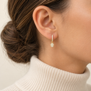 Boucles d'oreilles Créoles Hamsa dorées portées