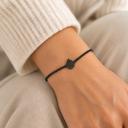 Bracelet Chaîne Aech Cheli Petite Flamme noir porté