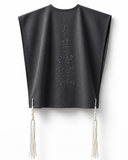 Tallit Katan Eliorness Gris Foncé - vue de dos avec tsitsit blancs