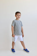 חולצת טי לילדים: אפור בהיר, שחור להבה