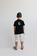 חולצת טריקו לילדים: להבה שחורה ולבנה