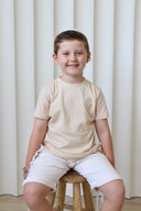 חולצת טריקו לילדים: בז' להבה שחורה