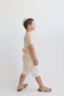 חולצת טריקו לילדים: בז' להבה שחורה