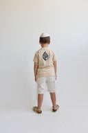 חולצת טריקו לילדים: בז' להבה שחורה