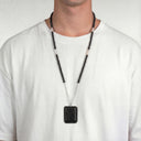 שרשרת פתק שחור־לבן – חרוזים שחורים ולבנים וקמע עור