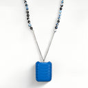 שרשרת פתק כחול עמוק – חרוזים בגוון כחול וקמע עור