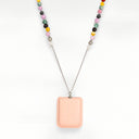 שרשרת ספר פסטל – חרוזים בגוונים רכים וקמע פתק