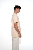 חולצת טי-שירט: בז' להבה שחורה