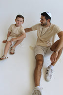 חולצת טריקו לילדים: בז' להבה שחורה