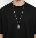 שרשרת פתק מיקס אפור – חרוזים אפורים וקמע עור