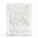 Boîte de Tsedaka design en acrylique transparent, fond marbre blanc et gravure argentée, objet de charité élégant Eliorness