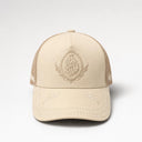 Casquette beige et blanche Eliorness avec le logo signature Aech Sheli brodé au centre et filet respirant à l'arrière – Style frais et finitions premium.