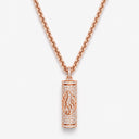 Collier Mezouza en argent plaqué or rose Eliorness contenant le Petek de Rabbi Nahman, entièrement serti de zirconium brillants gravé du logo Aech Sheli – Bijou juif Judaica premium.