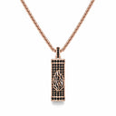 Collier Mezouza Eliorness en argent plaqué or rose contenant le Petek de Rabbi Nahman, entièrement serti de zirconium noirs brillants avec le logo Aech Sheli – Bijou juif Judaica moderne.