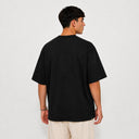 Vue arrière du t-shirt Tsitsit noir oversize Eliorness avec la flamme Aech Sheli de Rabbi Nahman brodée au dos en ton sur ton noir sur noir.