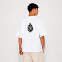 Vue arrière du t-shirt Tsitsit blanc oversize Eliorness avec la grande flamme Aech Sheli de Rabbi Nahman brodée au dos en noir.
