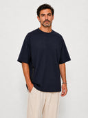 T-shirt Tsitsit bleu marine oversize pour homme Eliorness avec coupe ample de style streetwear et fermeture éclair latérale.