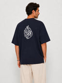 Vue arrière du t-shirt Tsitsit bleu marine oversize Eliorness avec la grande flamme Aech Sheli de Rabbi Nahman brodée au dos en broderie ton sur ton bleu marine.