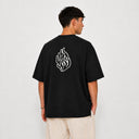 Vue arrière du t-shirt Tsitsit noir oversize Eliorness avec la flamme Aech Sheli de Rabbi Nahman brodée au dos en noir et blanc.