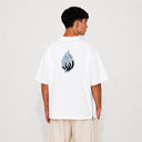 Vue arrière du t-shirt Tsitsit blanc oversize Eliorness avec la grande flamme Aech Sheli de Rabbi Nahman brodée au dos en bicolore bleu.