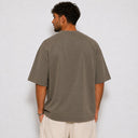 Vue arrière du t-shirt Tsitsit kaki oversize uni Eliorness montrant le tombé d'épaules et la coupe épurée sans aucun motif.