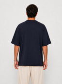 Vue arrière du t-shirt Tsitsit bleu marine oversize uni Eliorness montrant le tombé d'épaules bas et la coupe moderne épurée sans motif.