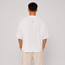 Vue arrière du t-shirt Tsitsit blanc effet lin Eliorness montrant la mini flamme Aech Sheli brodée discrètement en haut du dos.