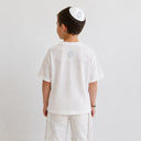 Vue arrière du t-shirt Tsitsit blanc enfant effet lin Eliorness mettant en valeur la mini flamme Aech Sheli discrète en haut du dos.