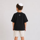 Vue arrière du t-shirt Tsitsit noir enfant effet lin Eliorness montrant la mini flamme Aech Sheli brodée discrètement en haut du dos.