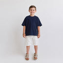 T-shirt Tsitsit bleu marine oversize pour enfant Eliorness avec coupe ample de style streetwear et fermetures éclair latérales.