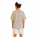 Vue arrière du t-shirt Tsitsit beige enfant effet lin Eliorness montrant la mini flamme Aech Sheli brodée discrètement en haut du dos.