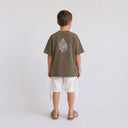 Vue arrière du t-shirt Tsitsit kaki enfant oversize Eliorness montrant la grande flamme Aech Sheli brodée au dos.
