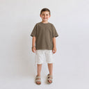 T-shirt Tsitsit kaki oversize pour enfant Eliorness avec coupe ample de style streetwear et fermetures éclair latérales.