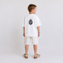 Vue arrière du t-shirt Tsitsit blanc enfant oversize Eliorness avec la grande flamme Aech Sheli brodée en noir au dos.