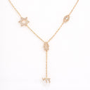 Collier multi-symboles Eliorness en argent et plaque or 14k serti de zirconiums avec Étoile de David, Hamsa, Œil et Haï."