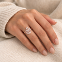 Bague Aech Cheli Pavé – or rose, portée