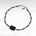 שרשרת Brooklyn Small – חרוזים שחורים ותליון פתק