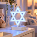 Boîte de Tsedaka lumineuse Maguen David blanche allumée dans une chambre d'enfant – Eliorness