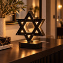 Boîte de Tsedaka lumineuse Maguen David noire allumée sur une console d'entrée – Eliorness