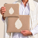 Set de Pochettes Tallit & Téfilines Similicuir Aech Cheli Brodé – Beige – porté avec tallit