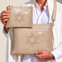 Set de Pochettes Tallit & Téfilines Cuir Croco – Beige, Maguen David – porté avec tallit