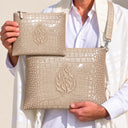 Set de Pochettes Tallit & Téfilines Cuir Croco – Beige – porté avec tallit