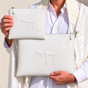 Set de Pochettes Tallit & Téfilines Cuir Croco – Blanc, Haï – porté avec tallit
