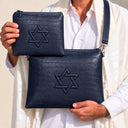 Set de Pochettes Tallit & Téfilines Cuir Croco – Bleu Marine, Maguen David – porté avec tallit
