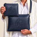 Set de Pochettes Tallit & Téfilines Cuir Croco – Bleu Marine – porté avec tallit