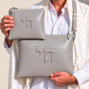 Set de Pochettes Tallit & Téfilines Cuir Croco Brillant – Gris, Haï – porté avec tallit
