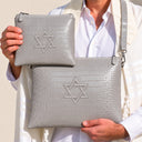 Set de Pochettes Tallit & Téfilines Cuir Croco Brillant – Gris, Maguen David – porté avec tallit